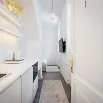 E13 - Grand Boulevard Heritage - Location By Bqa Apartman Budapest