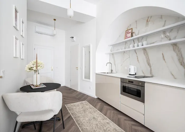 E13 - Grand Boulevard Heritage - Location By Bqa Apartament *
