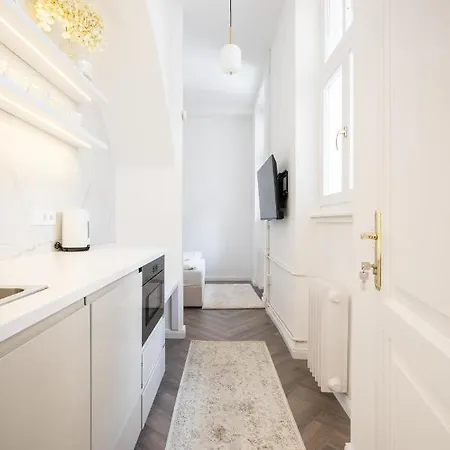 E13 - Grand Boulevard Heritage - Location By Bqa Budapešť