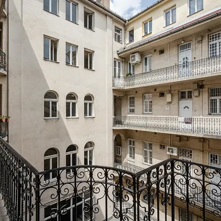 E13 - Grand Boulevard Heritage - Location By Bqa Budapešť